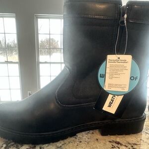 Weatherproof black boots
